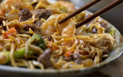 Makaron chow mein z czego jest zrobiony? Odkryj tajemnice składników