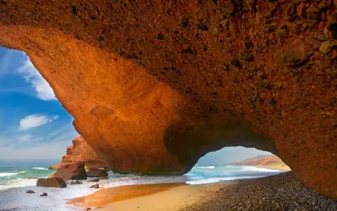 Podczas zwiedzania Agadiru, koniecznie zobacz skalne łuki na plaży Legzira. To niesamowite formacje skalne nad oceanem.