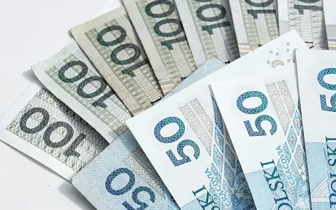 Złotówki 100 i 50. Zwrot kosztów wysyłki przy odstąpieniu od umowy to ważna kwestia dla konsumentów.