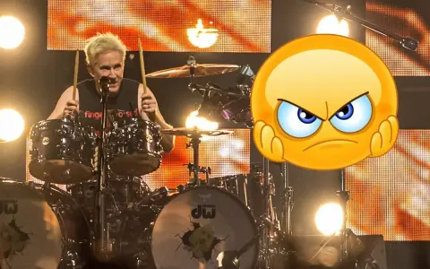 Taylor Hawkins, Foo Fighters trummis, bakom sitt trumset. En arg emoji täcker en del av bilden.