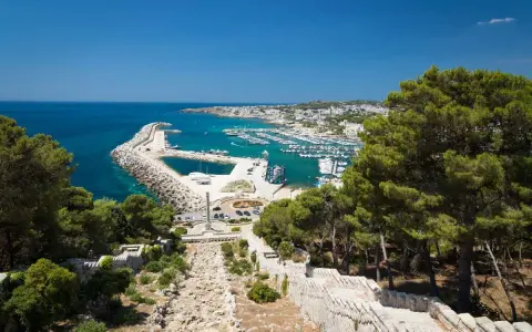 Vista panoramica del porto di Otranto, una delle tappe del cammino del Salento, con il mare azzurro e le barche ormeggiate.