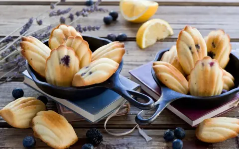 Délicieux biscuits madeleine au thermomix, parsemés de myrtilles et de lavande.