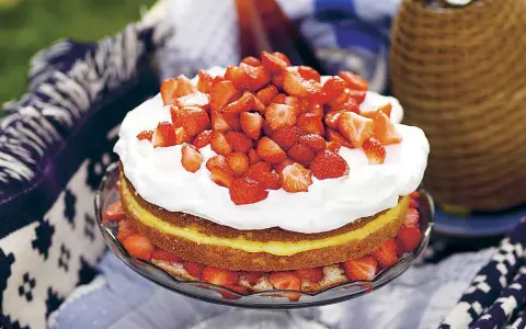 En härlig jordgubbstårta med fluffig grädde och en syrlig lemoncurdfyllning, perfekt för sommaren.