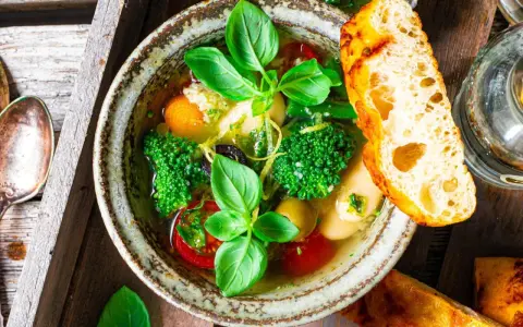 Herzhaftes Minestrone Rezept mit frischem Gemüse, Kräutern und knusprigem Brot.