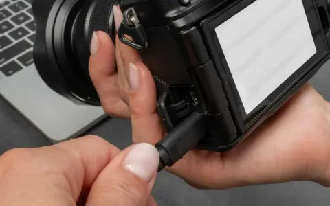 Jak przesłać zdjęcia z aparatu na telefon? Szybko i bez kabli!