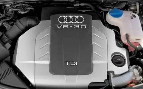 Silnik Audi V6 3.0 TDI. Widoczny rozrząd i zbiornik płynu chłodniczego.