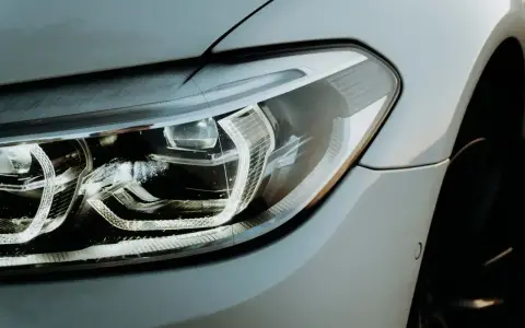 Nowoczesny reflektor LED. Czy żarówki postojowe LED są legalne? To pytanie nurtuje wielu kierowców.