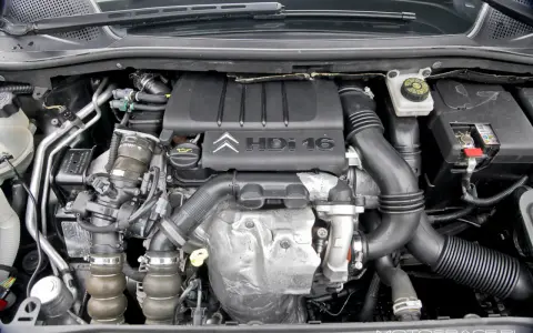 Silnik Citroen C4 1.6 HDI. Zawór EGR znajduje się pod osłoną silnika, po lewej stronie, blisko turbosprężarki.