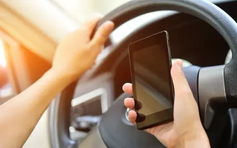 Telefon za kierownicą: 500 zł, 12 pkt. karnych? Uniknij kary!