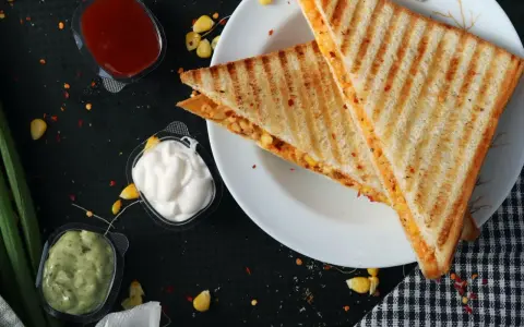 Grillowane tosty z kukurydzą i serem, podane z sosami. Oto co można zrobić w opiekaczu grillowym!