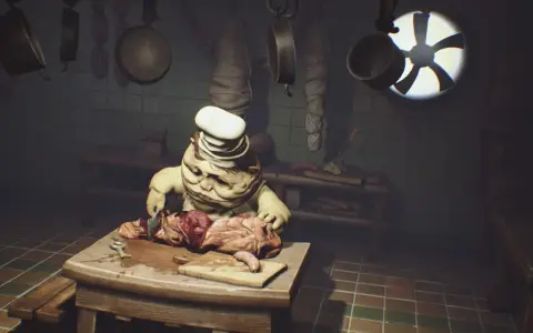 Potworny kucharz z gry Little Nightmares kroi mięso. Czas gry w tej przerażającej kuchni.