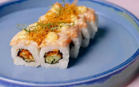 Rolka sushi z łososiem i warzywami, idealna na bezpieczny posiłek dla przyszłej mamy.