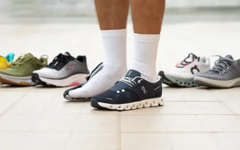 Un hombre prueba varios modelos de zapatillas, buscando el mejor calzado para caminar.