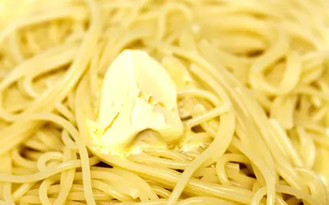 Un piatto di spaghetti in bianco, con una generosa porzione di burro che si scioglie. Semplice e delizioso.