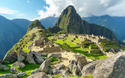 Machu Picchu, jedna z największych atrakcji Ameryki Południowej, wznosi się na tle gór.
