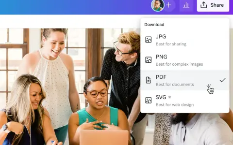 Grupa osób przygląda się ekranowi laptopa, na którym widoczna jest opcja pobierania pliku PDF.