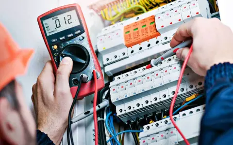 Jak zostać elektrykiem bez szkoły? Krok po kroku do uprawnień SEP