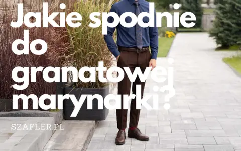 Mężczyzna w granatowej koszuli i brązowych spodniach, idealny zestaw: jakie spodnie do granatowej marynarki? Szafler.pl.