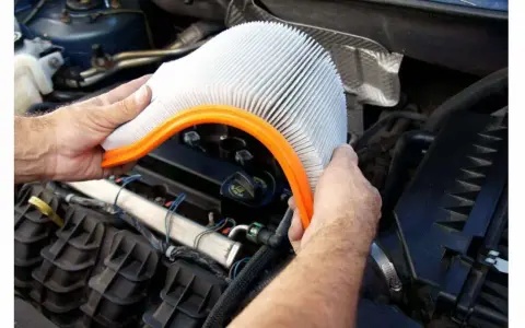 Quand changer votre filtre à air ? Protégez votre moteur et votre budget.