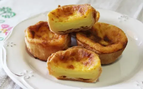 Pastel de arroz con relleno cremoso y masa hojaldrada, un bocado delicioso.