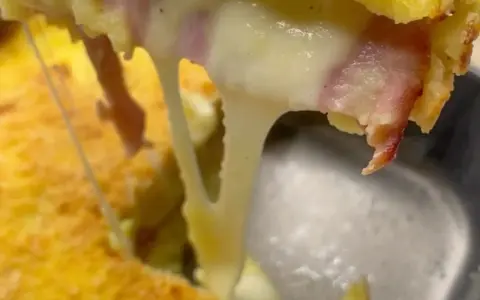 Un delizioso tortino di patate prosciutto e mozzarella filante, con una crosticina dorata e un cuore morbido e saporito.