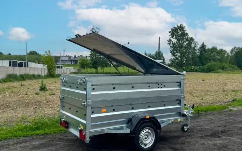 Przyczepa z podniesioną klapą, idealna do transportu, nawet gdy dmc przyczepy większe niż w dowodzie.
