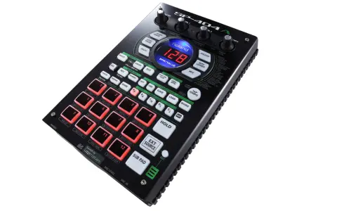Roland SP-404 A, sampler z 12 podświetlanymi padami, idealny do tworzenia bitów i pętli.