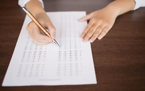 Persona completando un examen de opción múltiple, preparándose para el teórico carnet C.