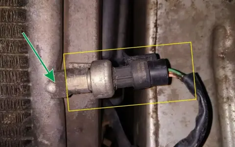 Czujnik ciśnienia klimatyzacji w Renault, powiązany z błędem DTC P0530.