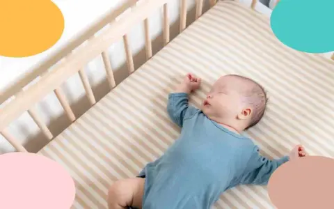 Un bebé de 1 mes duerme plácidamente en su cuna. Descubre cómo dormir a un bebé de 1 mes con estos consejos.
