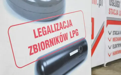 Zbiornik LPG z napisem "Legalizacja zbiorników LPG" na tle innego zbiornika.