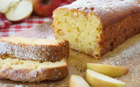Saftiger Apfelkuchen, bestäubt mit Puderzucker. Dieses Apfelkuchen Rezept ist ein Genuss!
