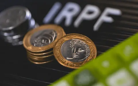 Monedas y calculadora, sugiriendo la tributación de un plan de pensiones.