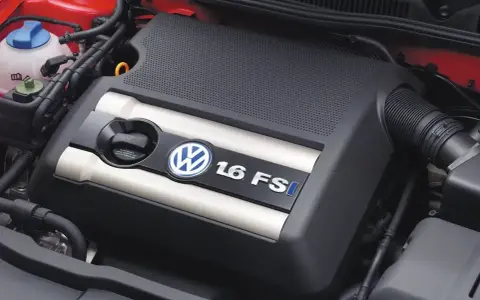 Silnik 1.6 FSI w Golfie 4. Widoczna pokrywa silnika z logo VW i oznaczeniem modelu.