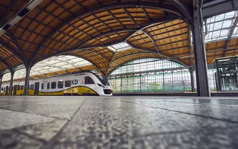 Nowoczesny pociąg KD czeka na pasażerów na peronie. Niedługo ruszy w podróż z Legnicy do Wrocławia.
