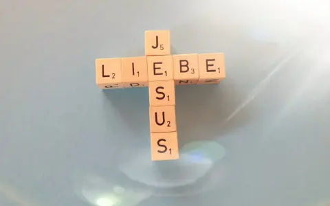 Holzbuchstaben bilden ein Kreuz mit "LIEBE" und "JESUS". Wie in Johannes 5,30 kann ich nichts aus mir selbst tun.
