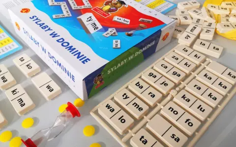 Gra edukacyjna "Sylaby w domnie" z kostkami do nauki czytania.