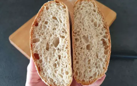 Miam ! La mie aérée d'un pain maison, parfait pour une recette facile.
