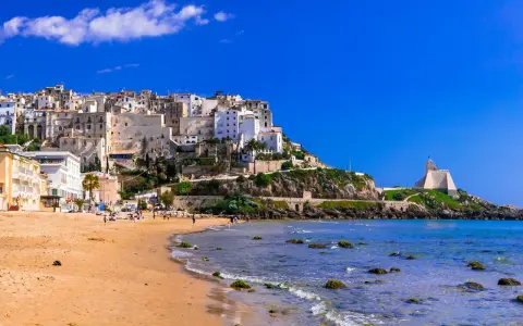 Sperlonga, dove si trova questo incantevole borgo bianco arroccato su una collina, con una spiaggia dorata e il mare azzurro.