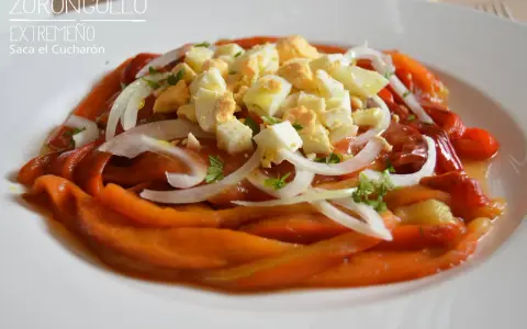 Zorongollo extremeño: pimientos asados, cebolla, huevo duro y perejil, un plato tradicional para disfrutar.