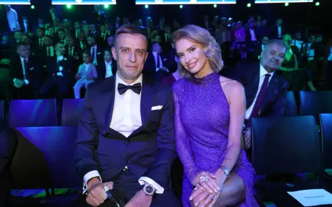 Kamil Grosicki z żoną na gali. Elegancka para w pierwszym rzędzie, otoczona przez gości.