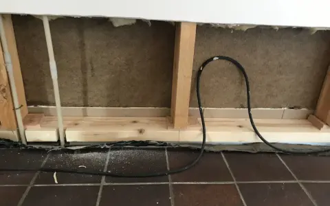 Nybyggd syll med isolering och rördragning. Förberedelser för att byta syll.