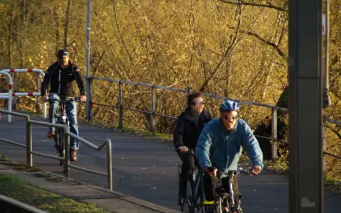 Radfahrer genießen den welt fahrrad tag auf einem sonnigen Weg.