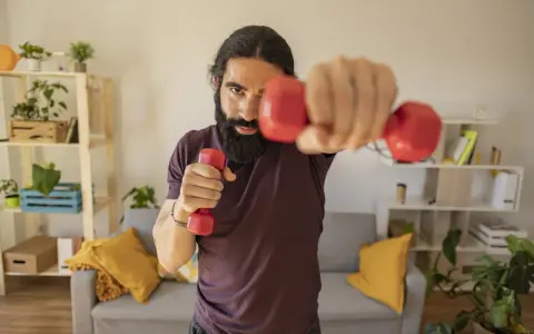 Jak ćwiczyć z hantlami od podstaw? Bezpieczny trening w domu!