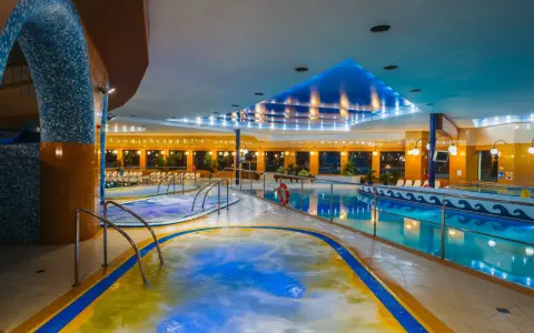 Relaks w basenach Hotelu Gołębiewski w Mikołajkach. Sprawdź, ile kosztuje doba w hotelu Gołębiewski w Mikołajkach, by cieszyć się tym widokiem.