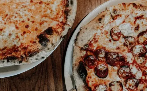 Jak odgrzać pizzę w mikrofali, by była chrupiąca? Sprawdź!