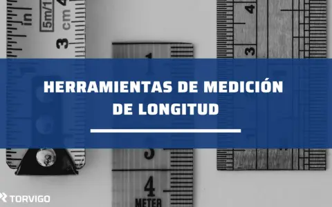 Herramientas de medición de longitud: cintas métricas y reglas con marcas en centímetros y pulgadas.
