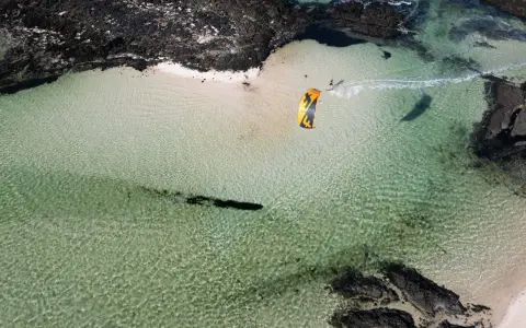 Jak nauczyć się kitesurfingu? Kompletny poradnik dla początkujących