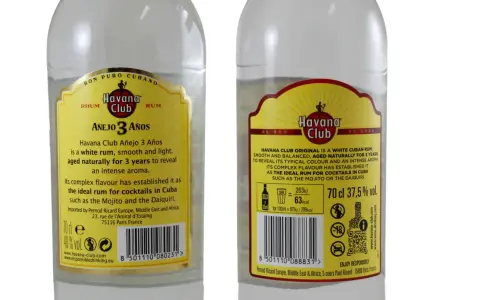 Zwei Flaschen Havana Club Rum, eine mit 40% vol. und die andere mit 37,5% vol.