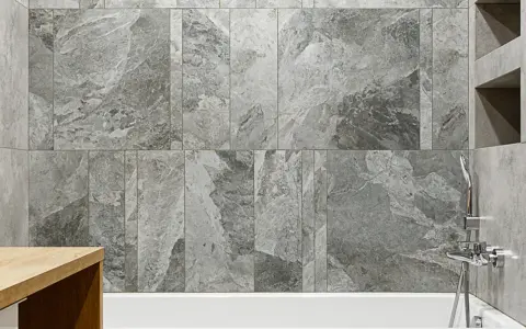 Schemi posa piastrelle 60x120 bagno: un elegante rivestimento in gres effetto marmo grigio crea un'atmosfera moderna e rilassante.